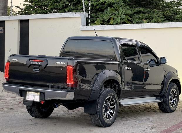 Toyota Hilux 2013 Black