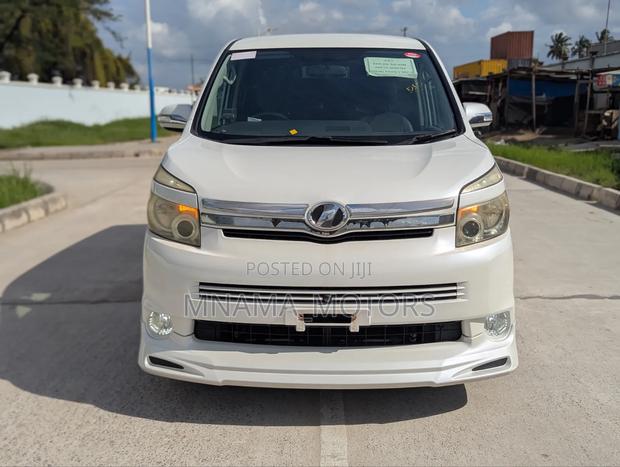 Toyota Voxy 2007 White