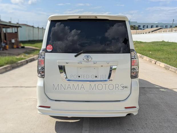 Toyota Voxy 2007 White