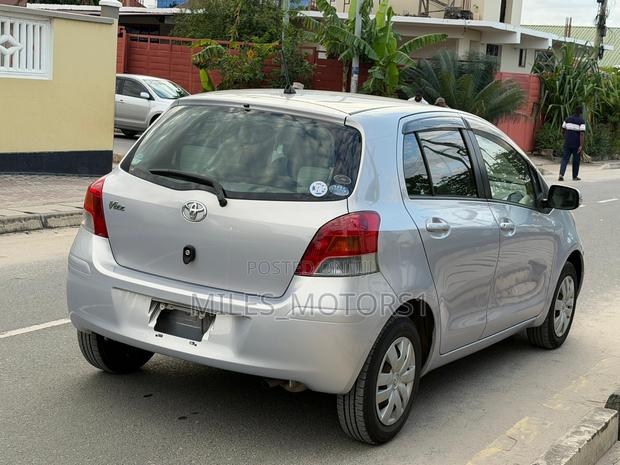 Toyota Vitz 2009 Silver