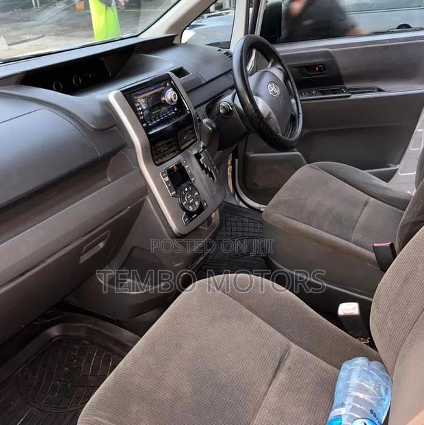 Toyota Noah 2007 Silver