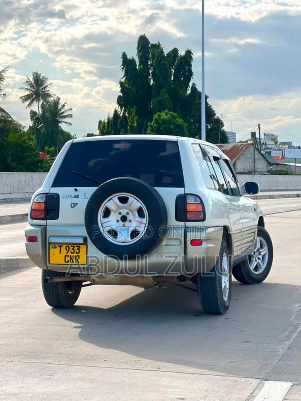 Toyota RAV4 Automatic 2000 White
