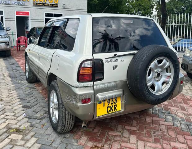 Toyota RAV4 Automatic 2000 White