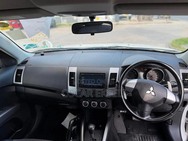 Mitsubishi Outlander 2011 White