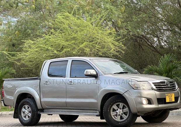 Toyota Hilux 2015 Gray