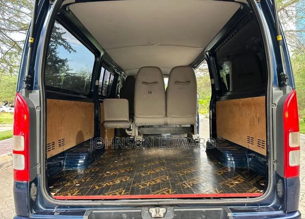 Toyota HiAce 2010 Blue