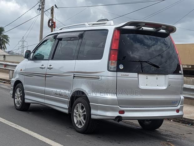 Toyota Noah 2009 Silver