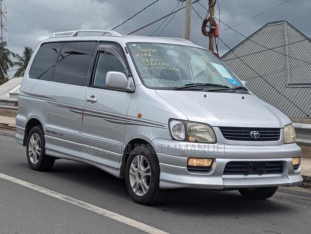 Toyota Noah 2009 Silver