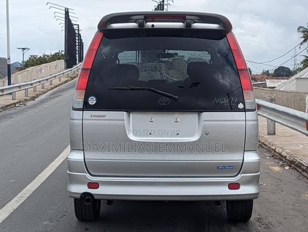 Toyota Noah 2009 Silver