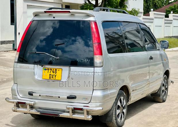 Toyota Noah 2001 Silver