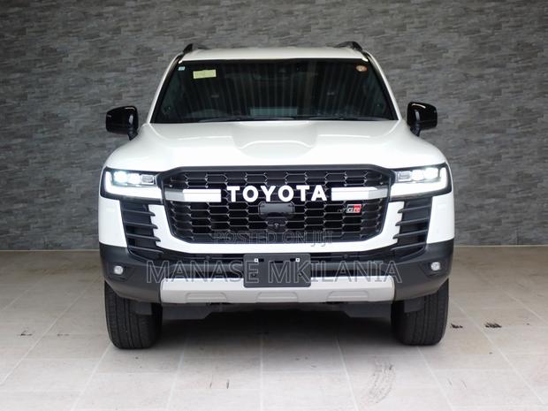Toyota Land Cruiser LC300 2023 White