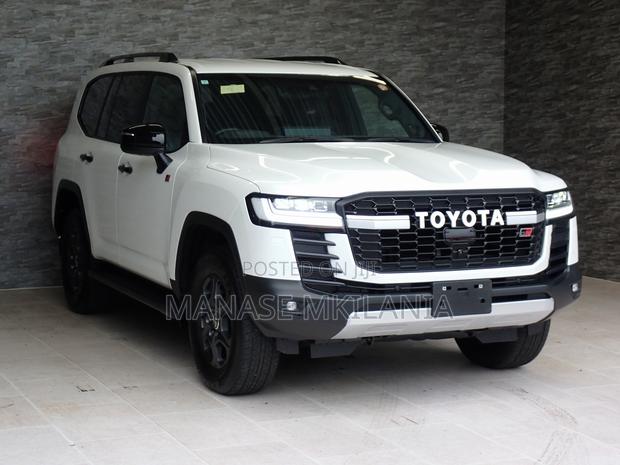 Toyota Land Cruiser LC300 2023 White