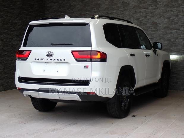 Toyota Land Cruiser LC300 2023 White