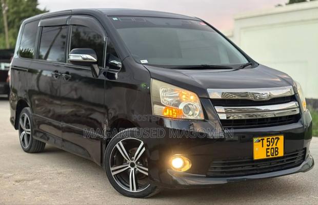 Toyota Noah 2.0 143hp AWD (7 Seater) 2008 Black