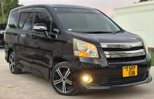 Toyota Noah 2.0 143hp AWD (7 Seater) 2008 Black