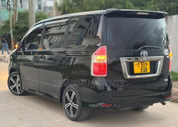 Toyota Noah 2.0 143hp AWD (7 Seater) 2008 Black