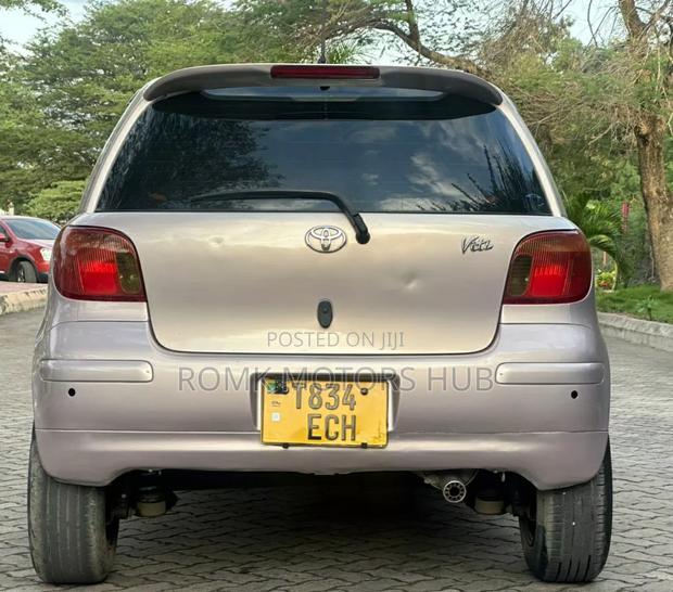 Toyota Vitz 2002 Silver