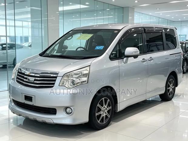 Toyota Noah 2010 Silver