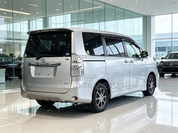 Toyota Noah 2010 Silver