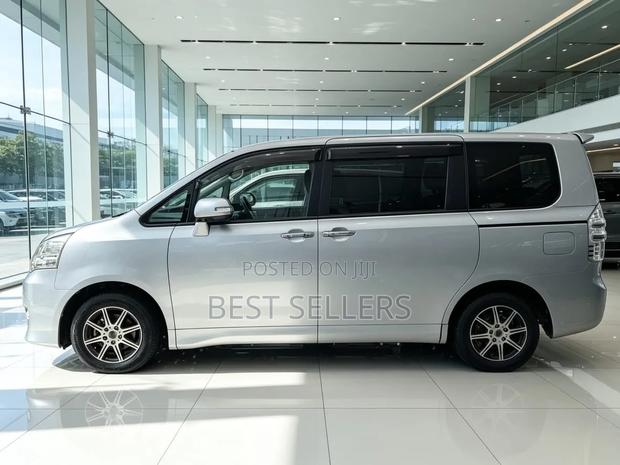 Toyota Noah 2010 Silver