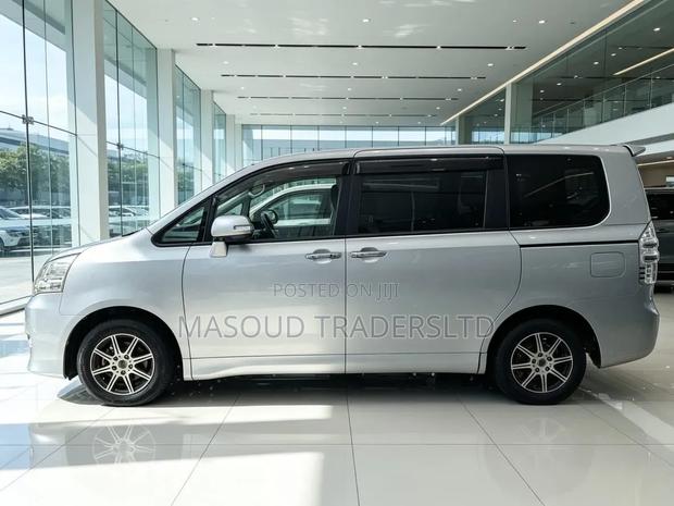 Toyota Noah 2010 Silver