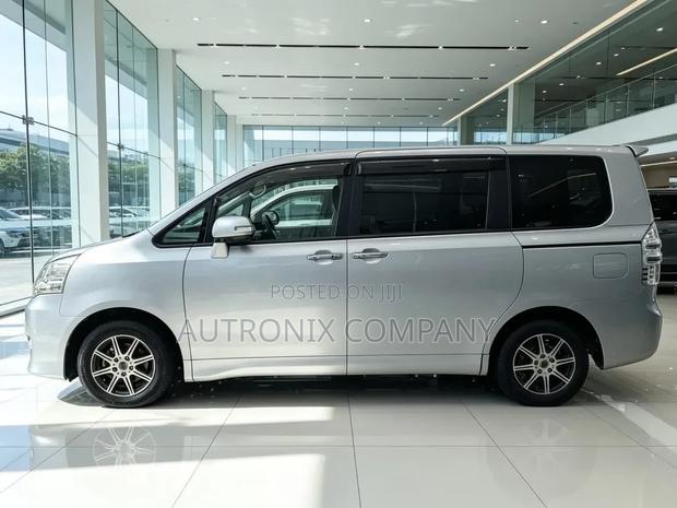Toyota Noah 2010 Silver