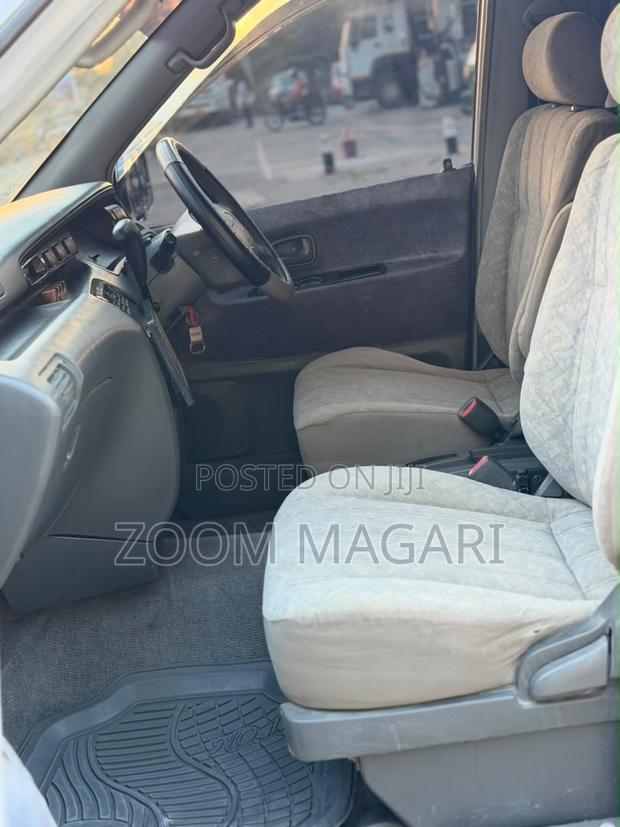 Toyota Noah 2002 Pearl