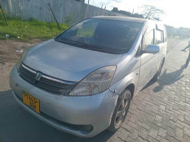 Toyota ISIS 2005 Silver