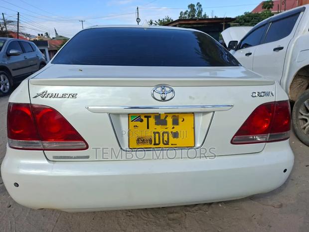 Toyota Crown 2006 White