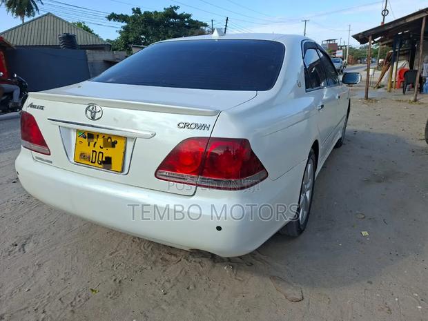 Toyota Crown 2006 White