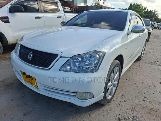 Toyota Crown 2006 White