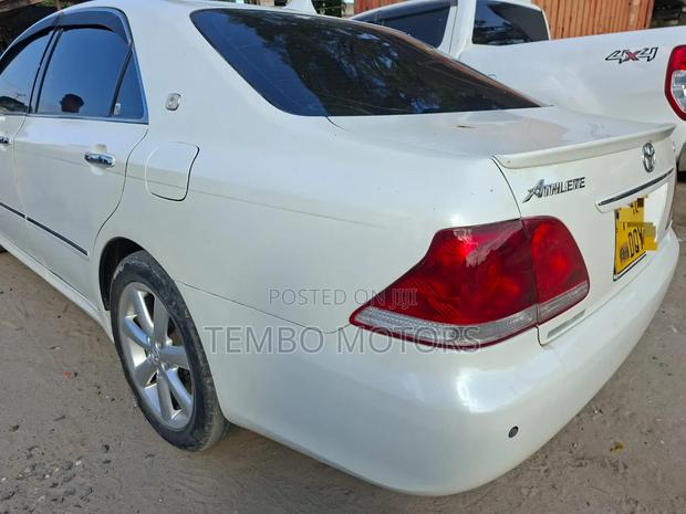 Toyota Crown 2006 White