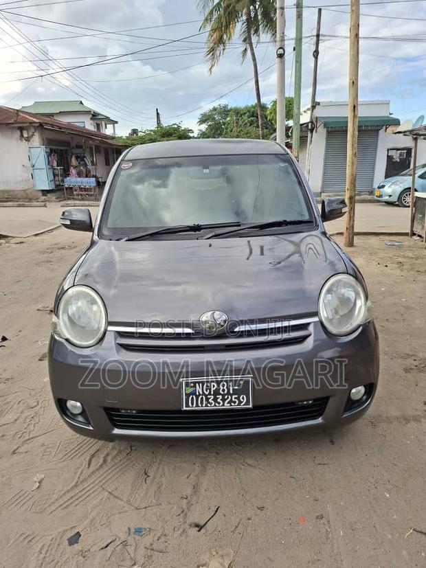 Toyota Sienta 2005 Gray