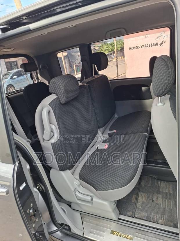 Toyota Sienta 2005 Gray