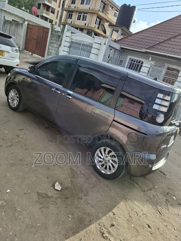 Toyota Sienta 2005 Gray