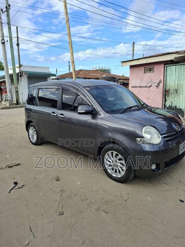 Toyota Sienta 2005 Gray