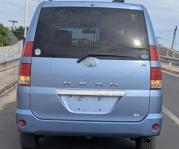 Toyota Voxy 2006 Blue