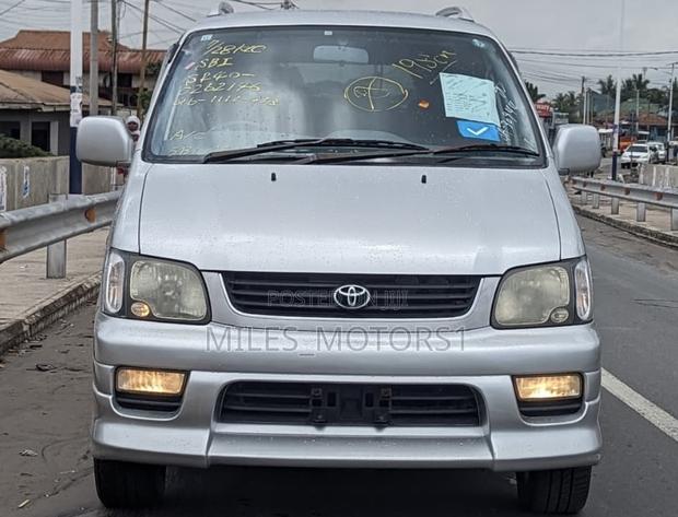 Toyota Noah 2001 Silver
