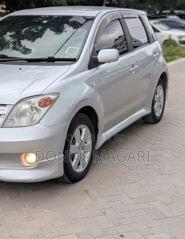 Toyota IST 2004 Silver