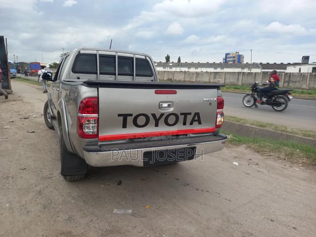 Toyota Hilux 2015 Gray