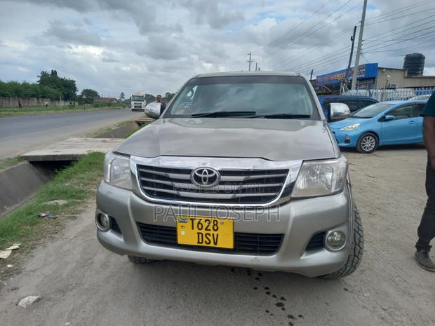 Toyota Hilux 2015 Gray