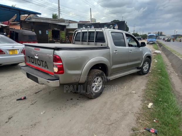 Toyota Hilux 2015 Gray