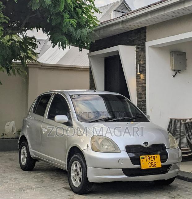 Toyota Vitz 2004 Silver