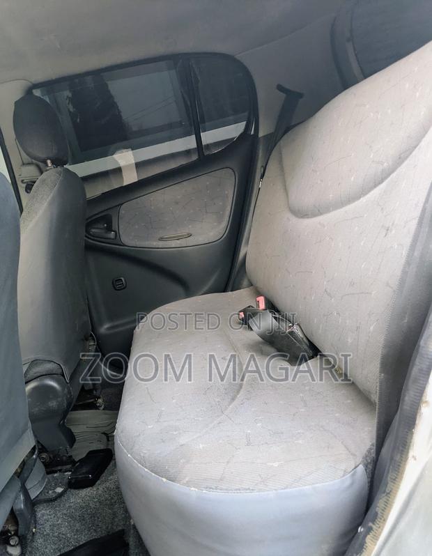 Toyota Vitz 2004 Silver