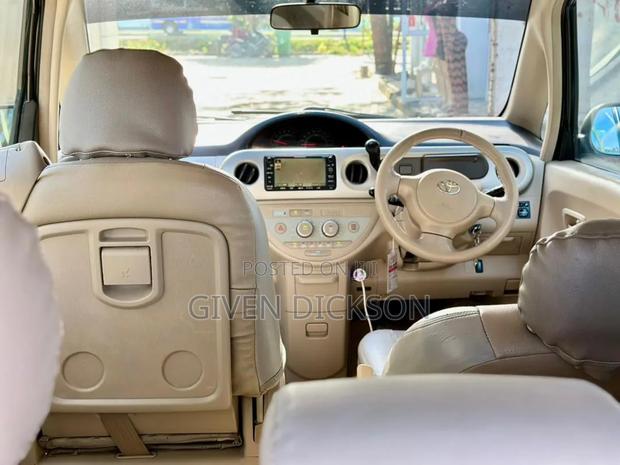 Toyota Porte 2006 Silver