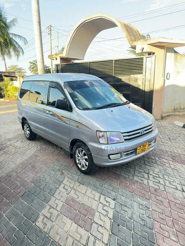 Toyota Noah 2001 Silver