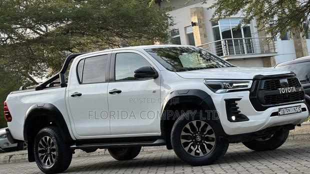 Toyota Hilux 2023 White