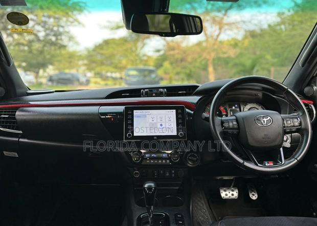Toyota Hilux 2023 White