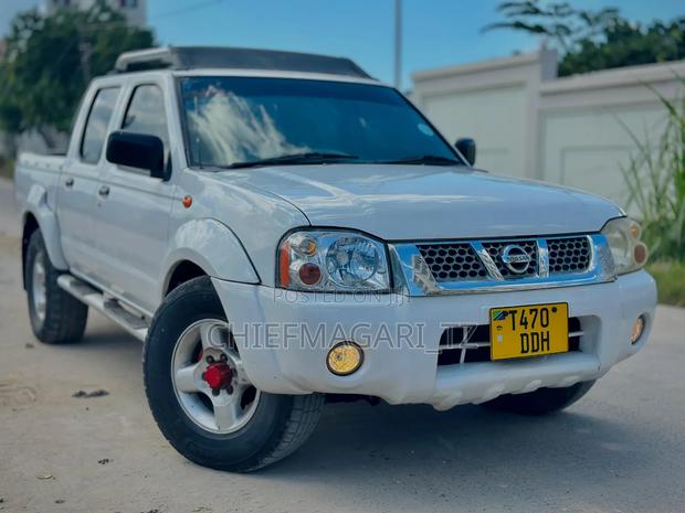 Nissan Hardbody 2005 White