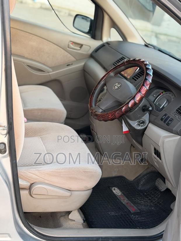 Toyota ISIS 2006 Silver